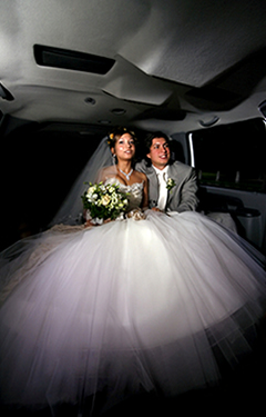 Brautpaar in einer Stretchliimousine ~ Hochzeitslimousinen auf Hochzeitswagen ~ Tipps um eine Limousine zur Hochzeit zu mieten